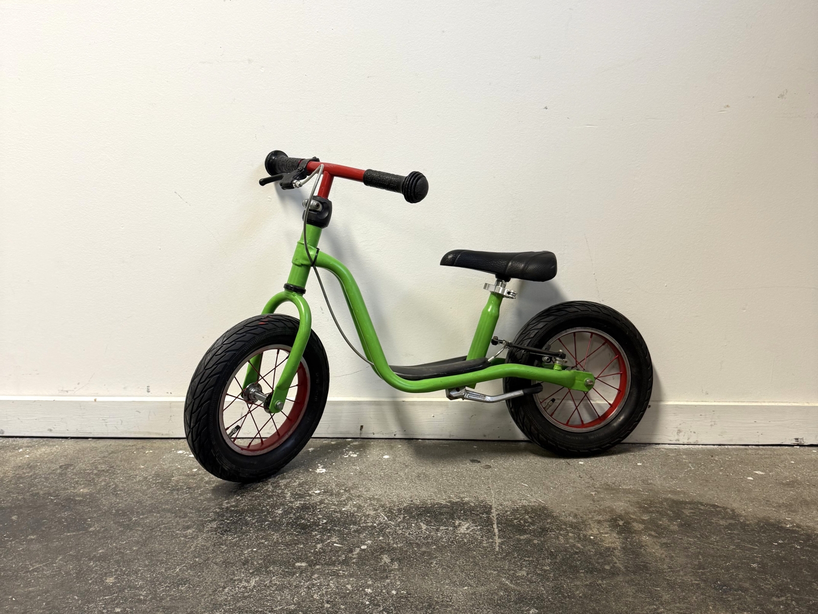 Bicicletta senza pedali verde con freno 2