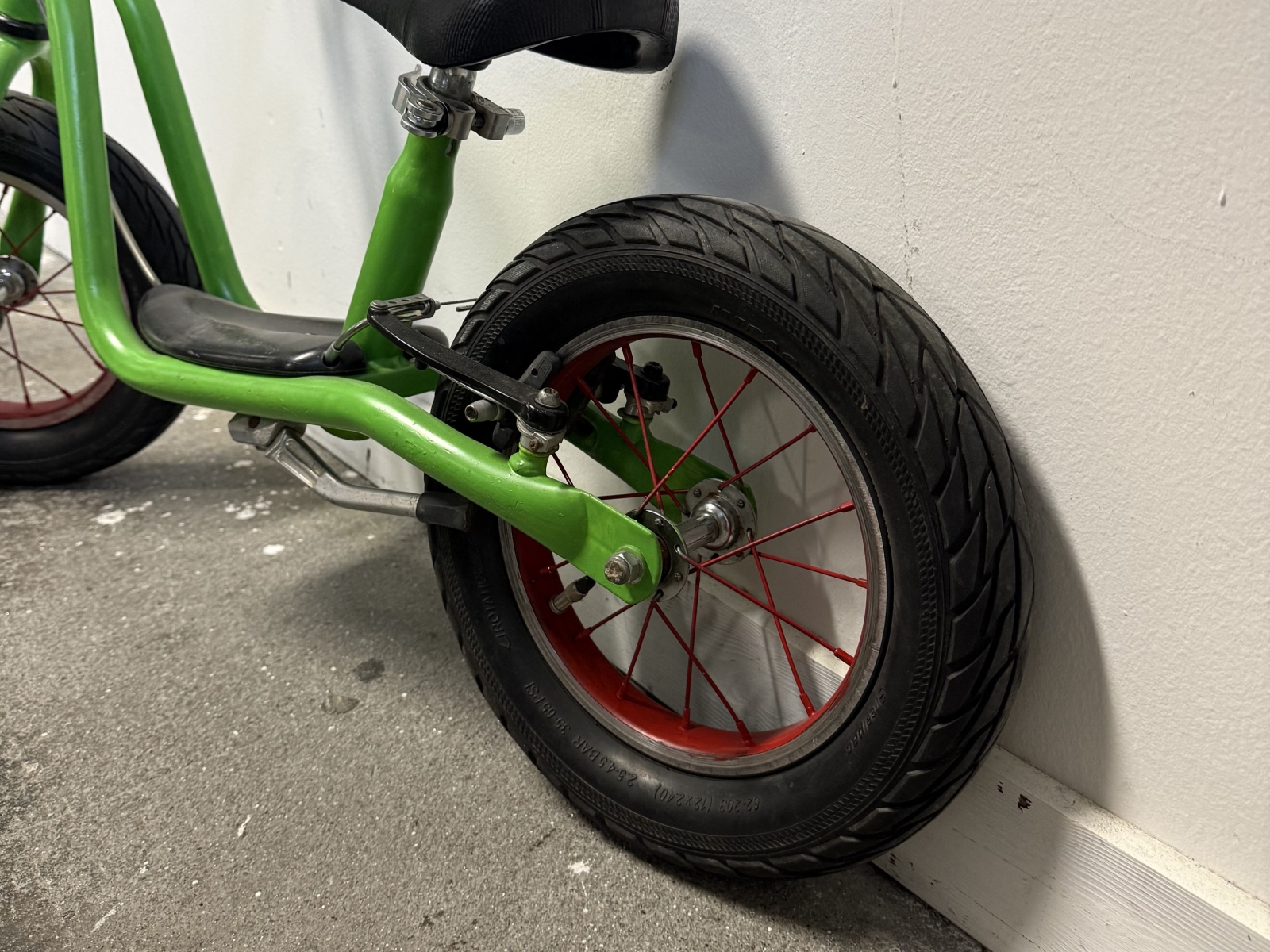 Bicicletta senza pedali verde con freno 3
