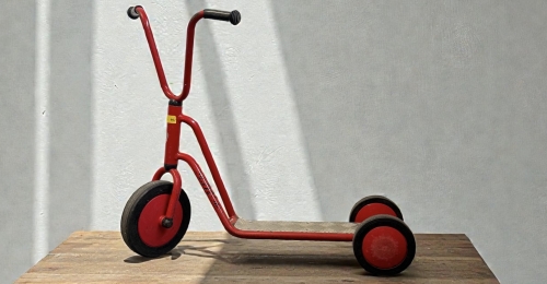 Monopattino vintage a tre ruote in metallo