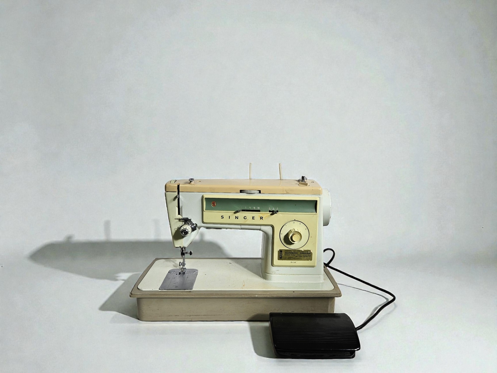 Macchina da cucire vintage Singer modello 507 2