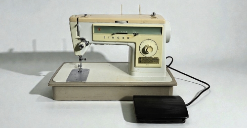 Macchina da cucire vintage Singer modello 507