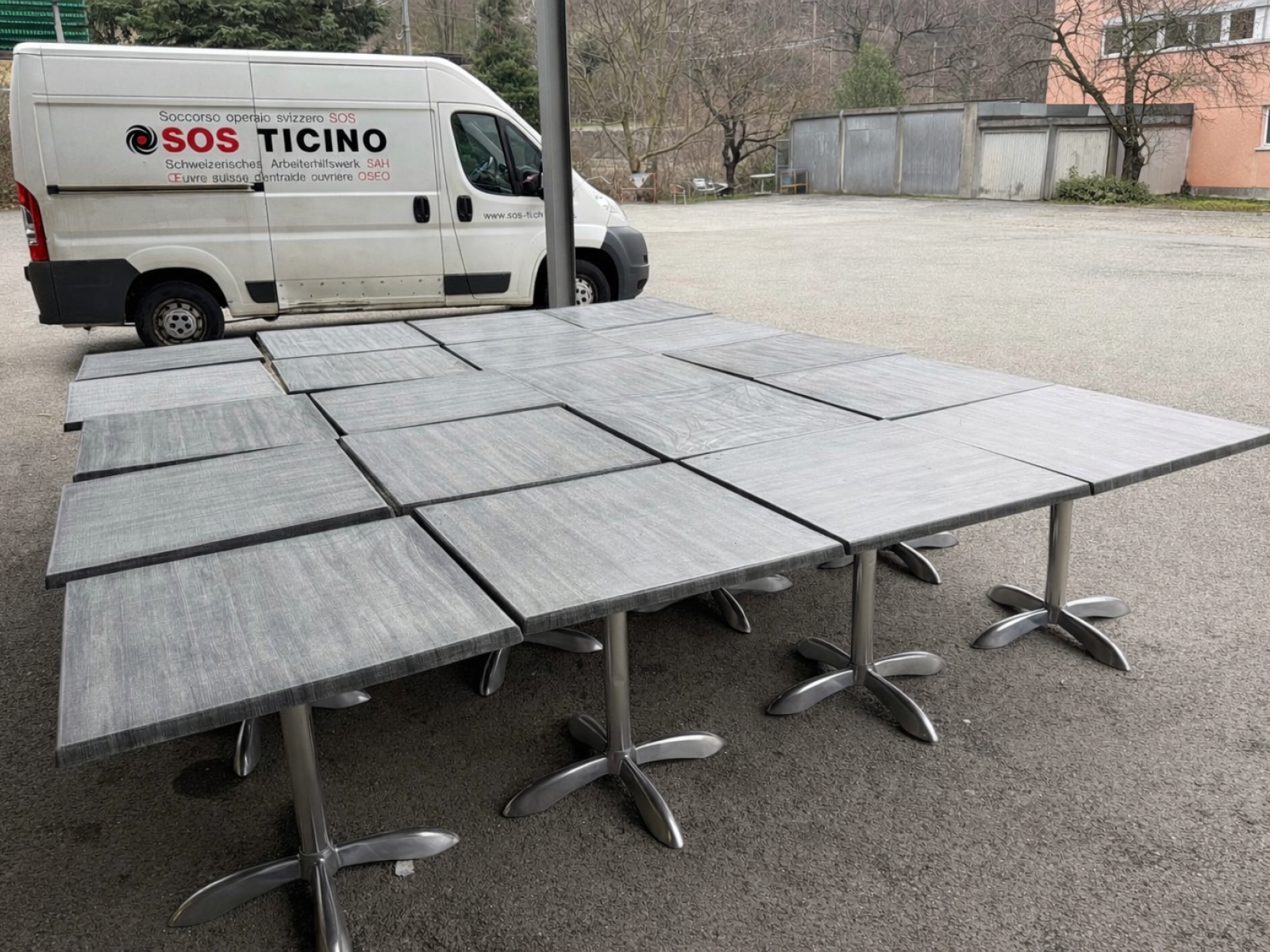 Set di 24 tavoli design moderno grigio 2