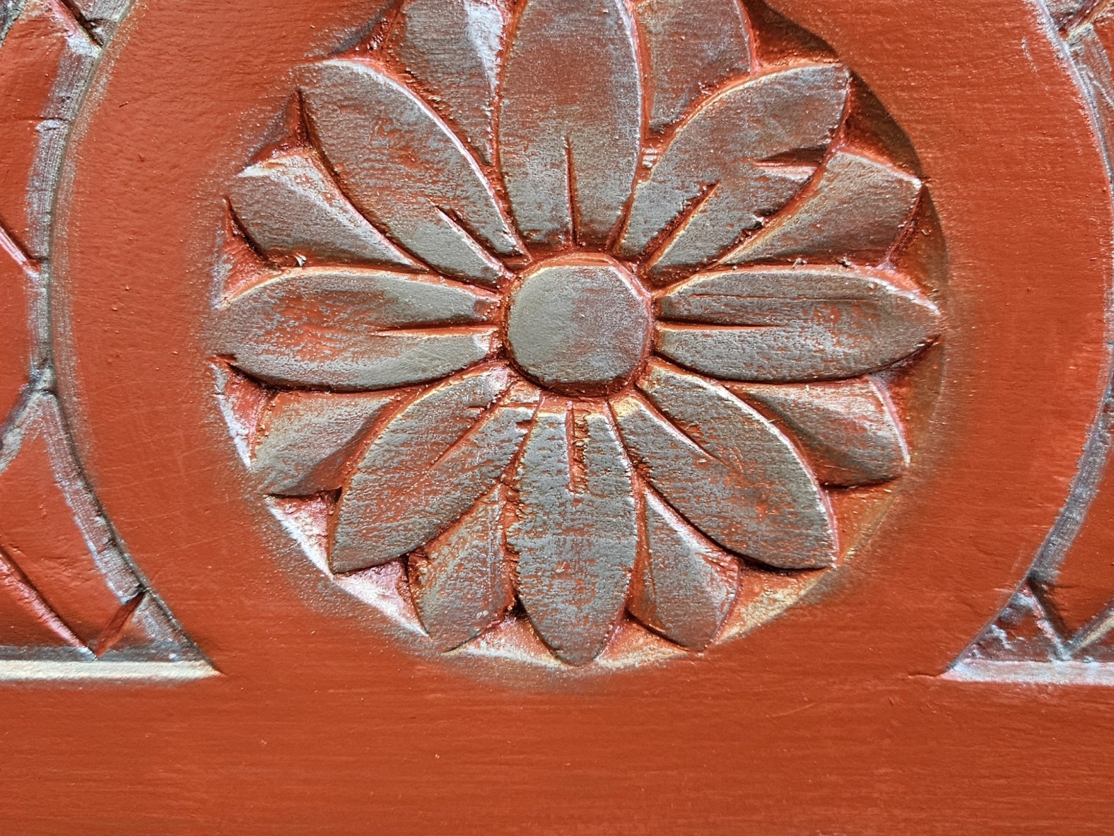 Cassapanca in legno rosso decorata – stile rustico 3