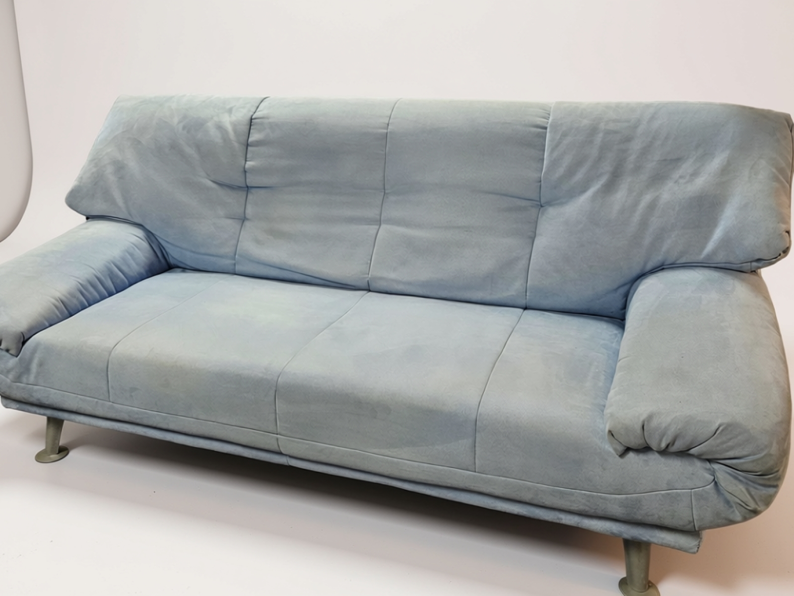 Divano Moderno in Alcantara Azzurro Polvere – Design Soft 2