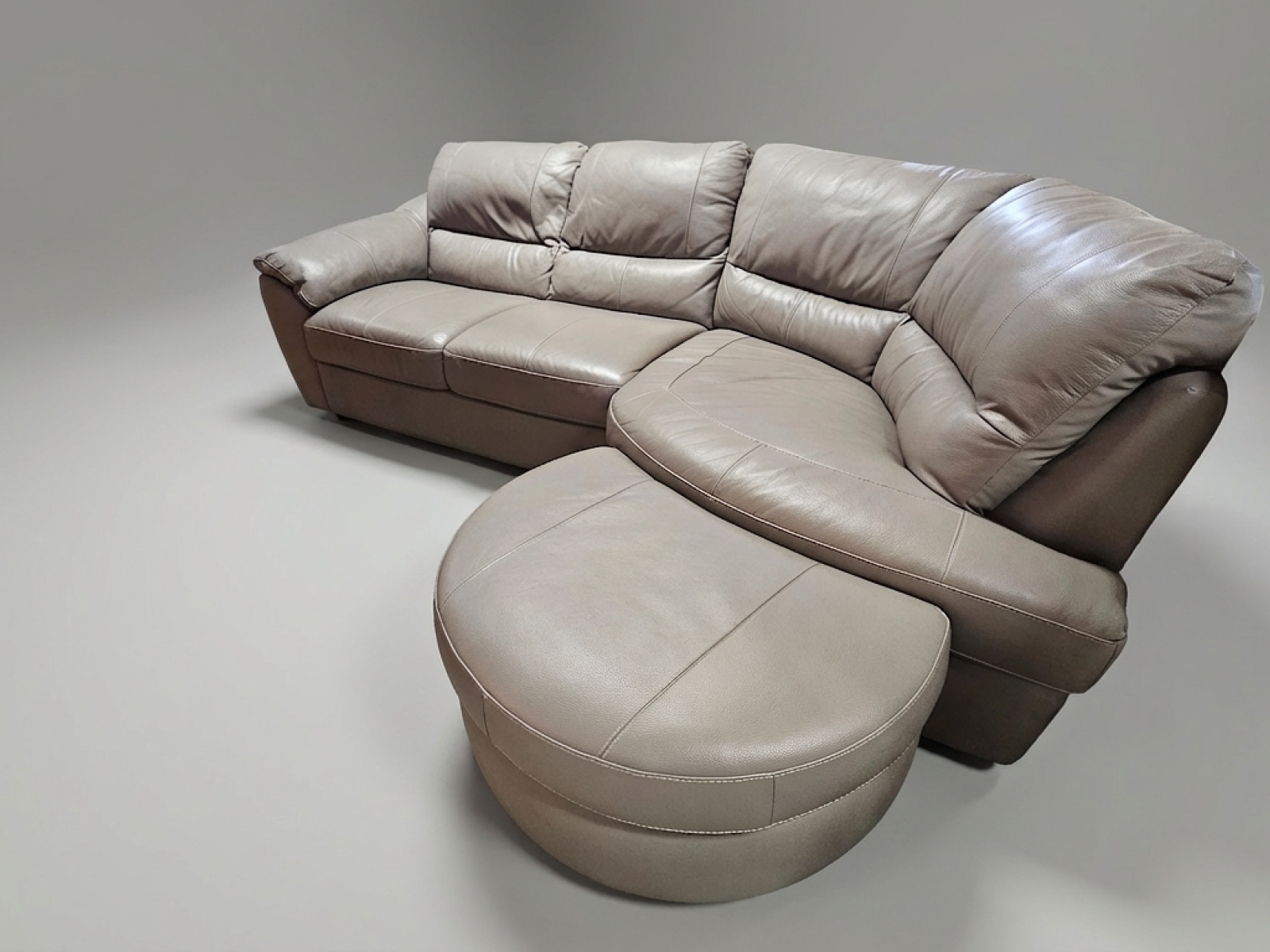 Divano Angolare Moderno con Pouf Integrato – Comfort Totale 2