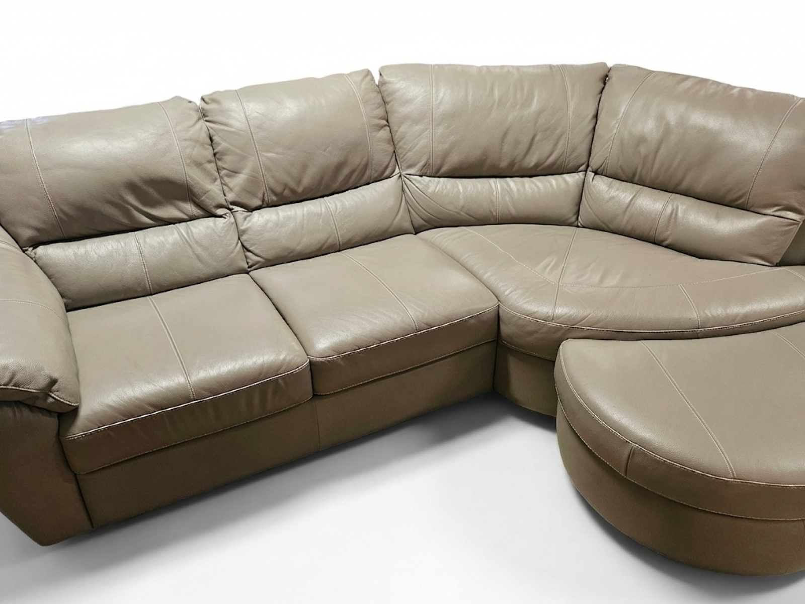 Divano Angolare Moderno con Pouf Integrato – Comfort Totale 3