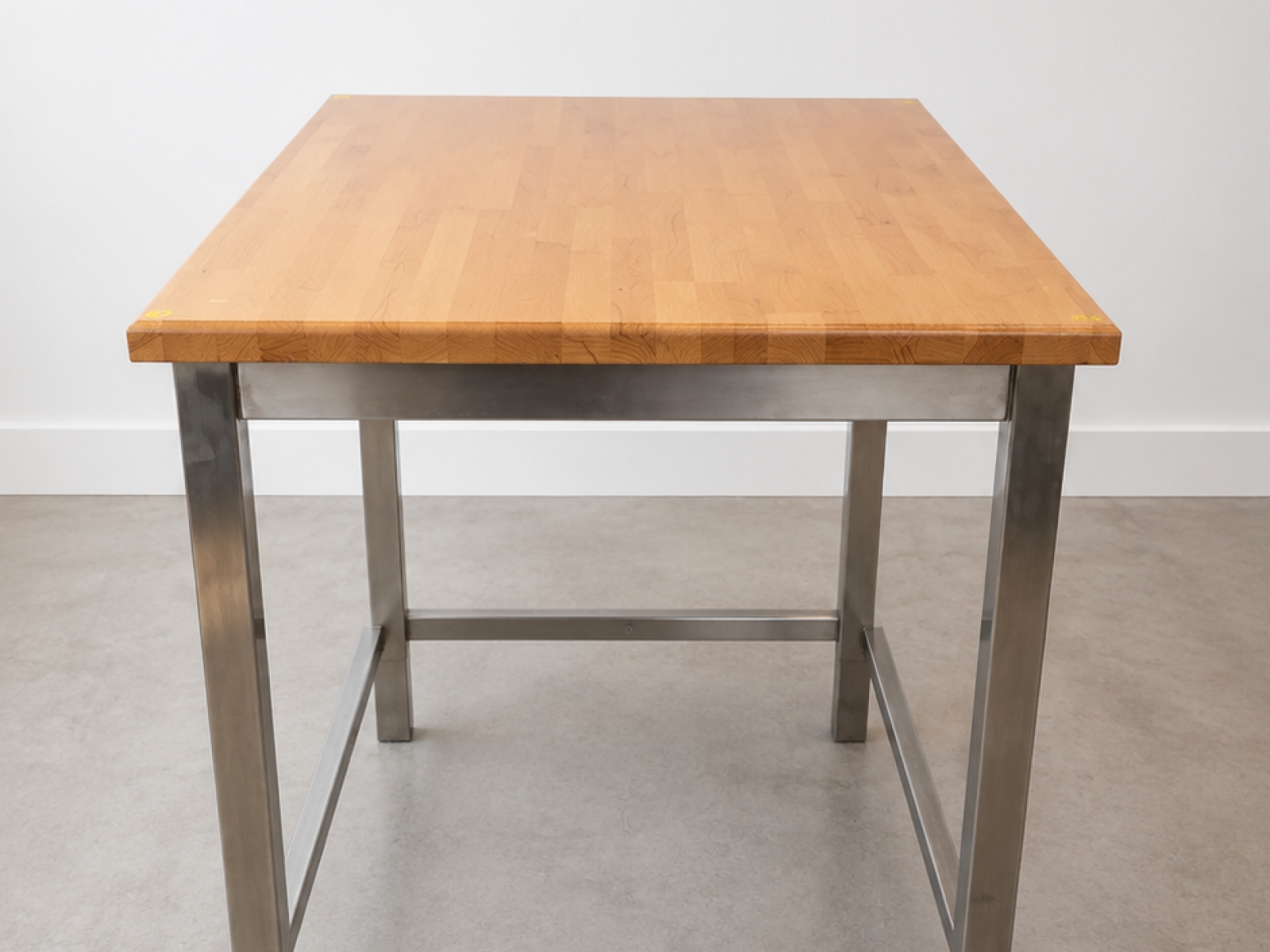 Tavolo alto stile industriale in legno massello e acciaio inox 2