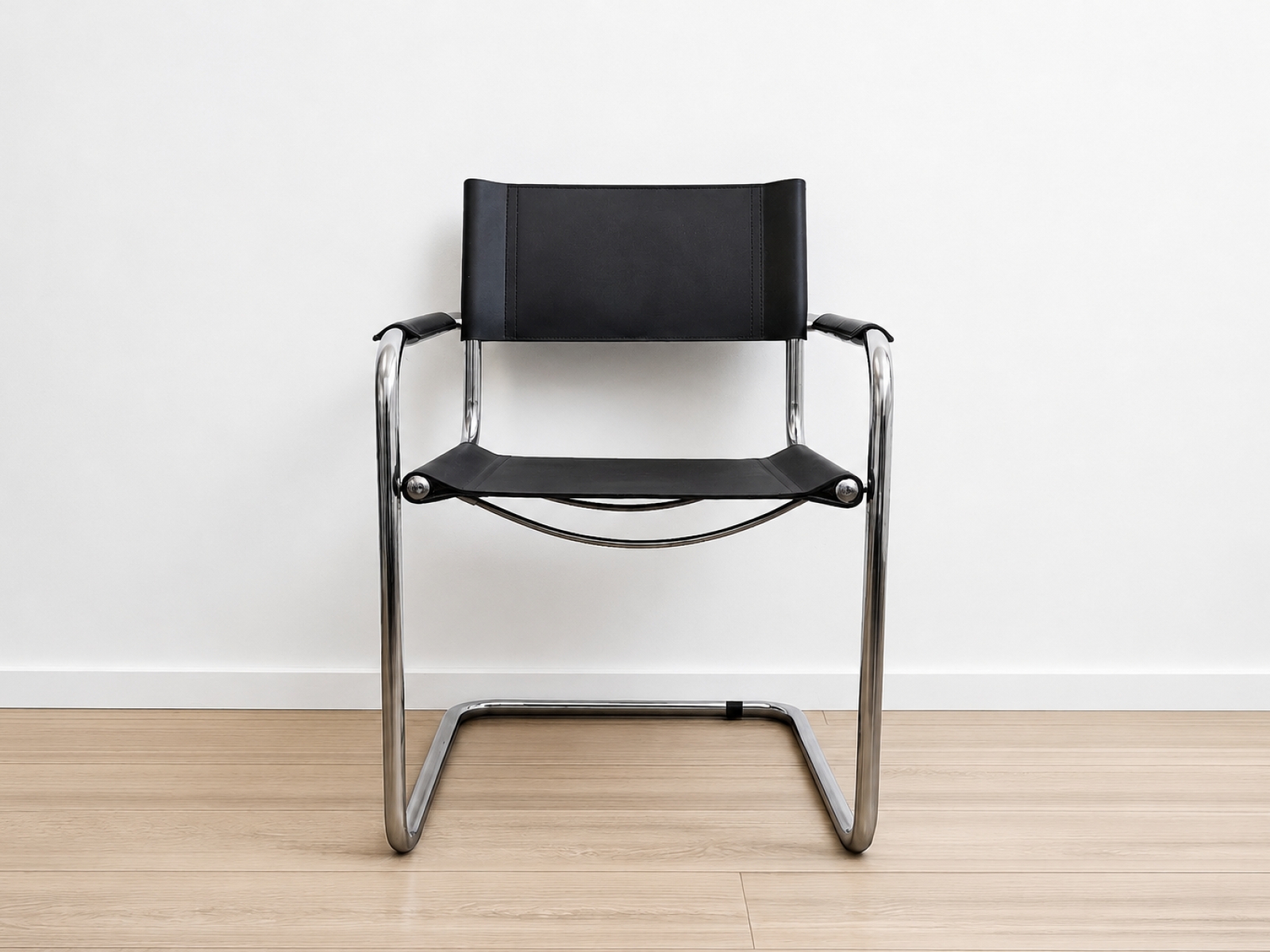 Set sedie design cantilever in acciaio cromato e cuoio nero 2