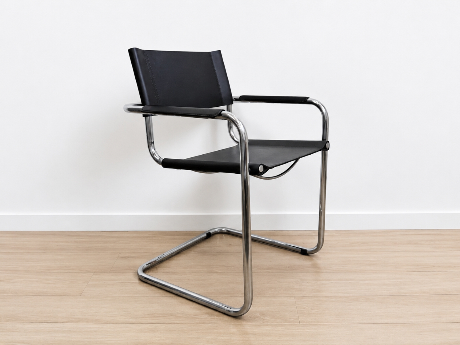 Set sedie design cantilever in acciaio cromato e cuoio nero 3