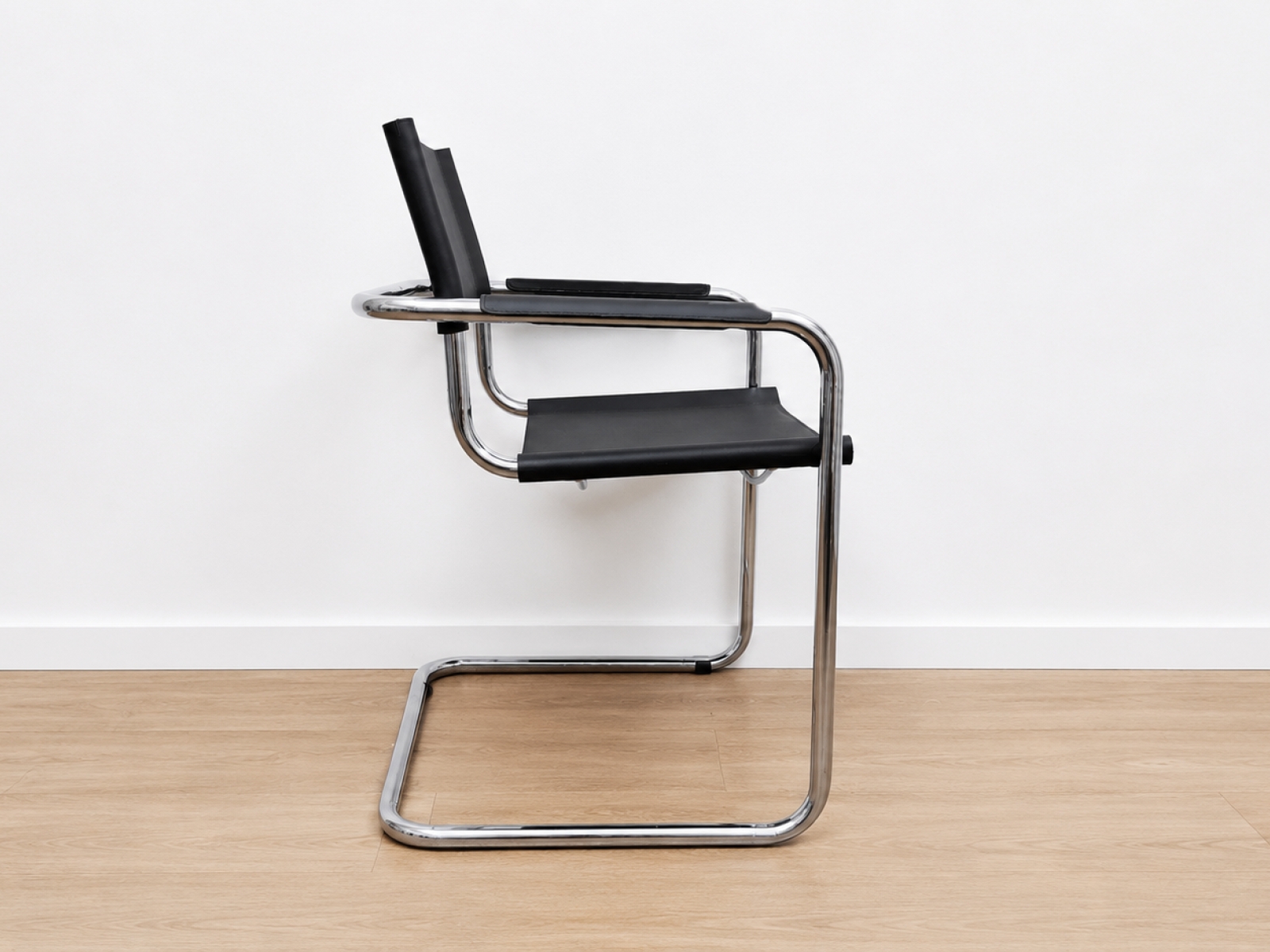 Set sedie design cantilever in acciaio cromato e cuoio nero 4