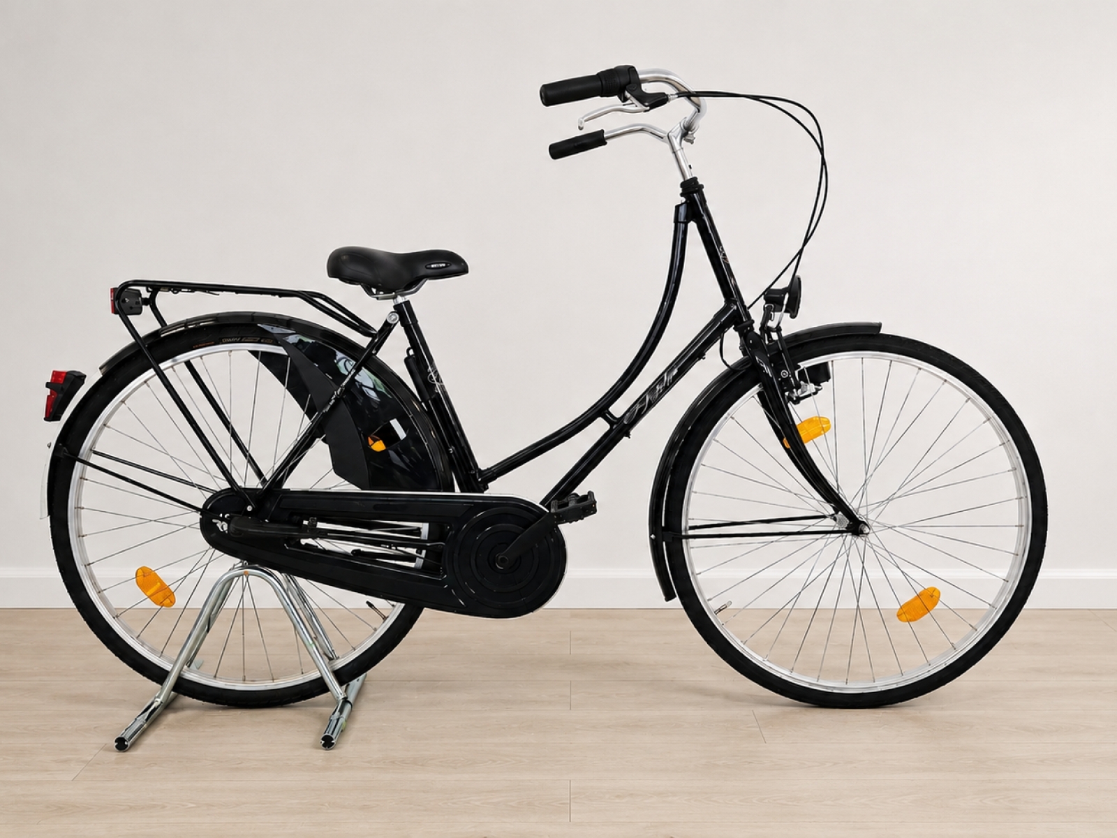 Bicicletta da città olandese nera (nr. 2) 2