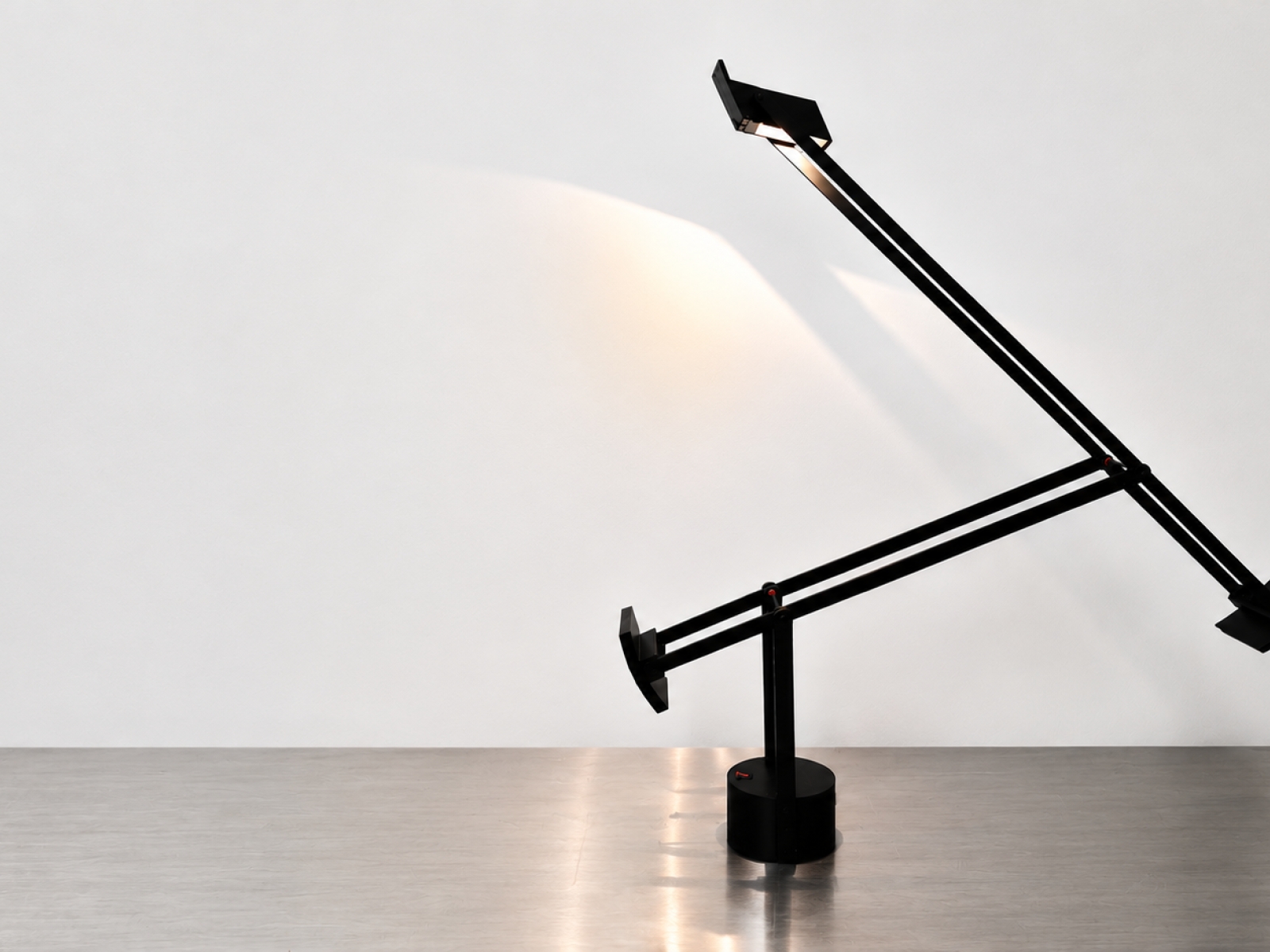 Lampada Artemide da tavolo / parete design regolabile 2