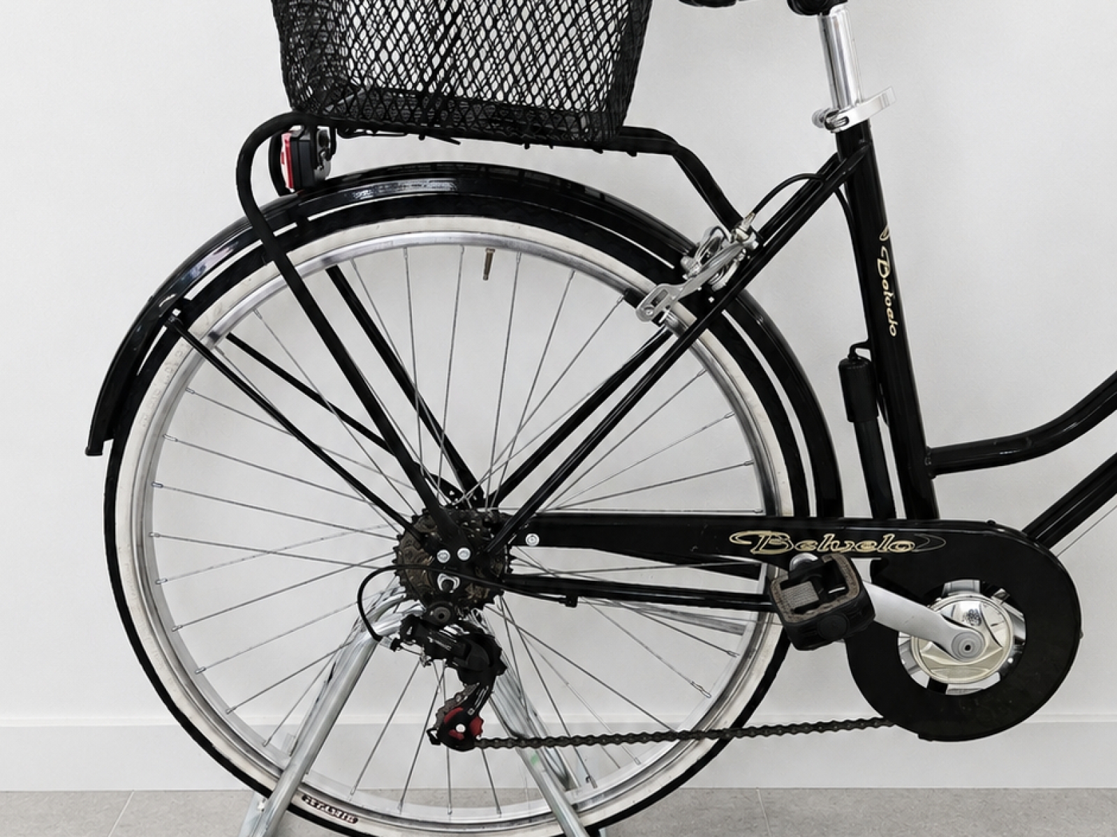 Bicicletta city bike nera con cestini (nr. 16) 4