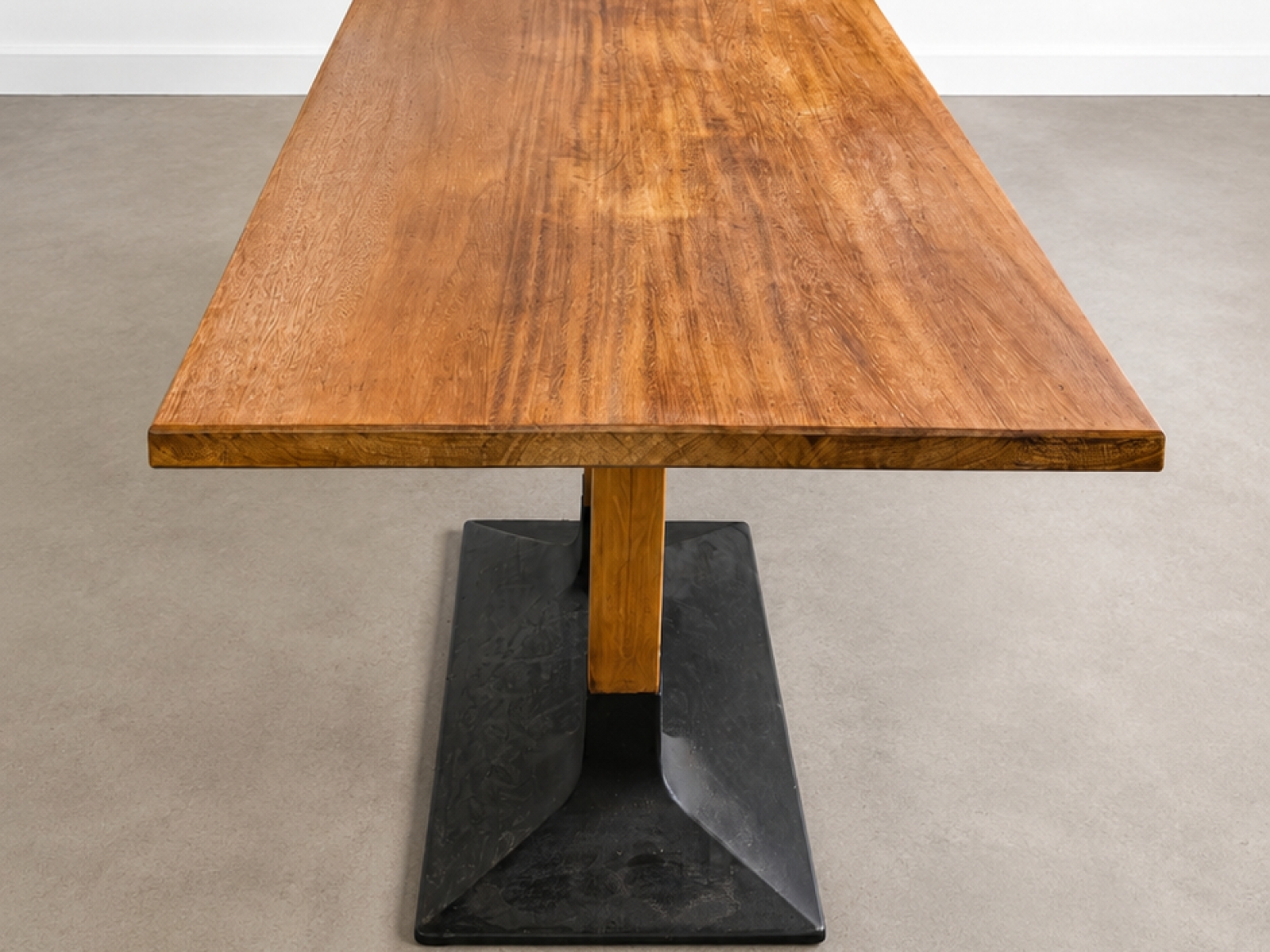 Tavolo in legno teak massiccio con base nera 3