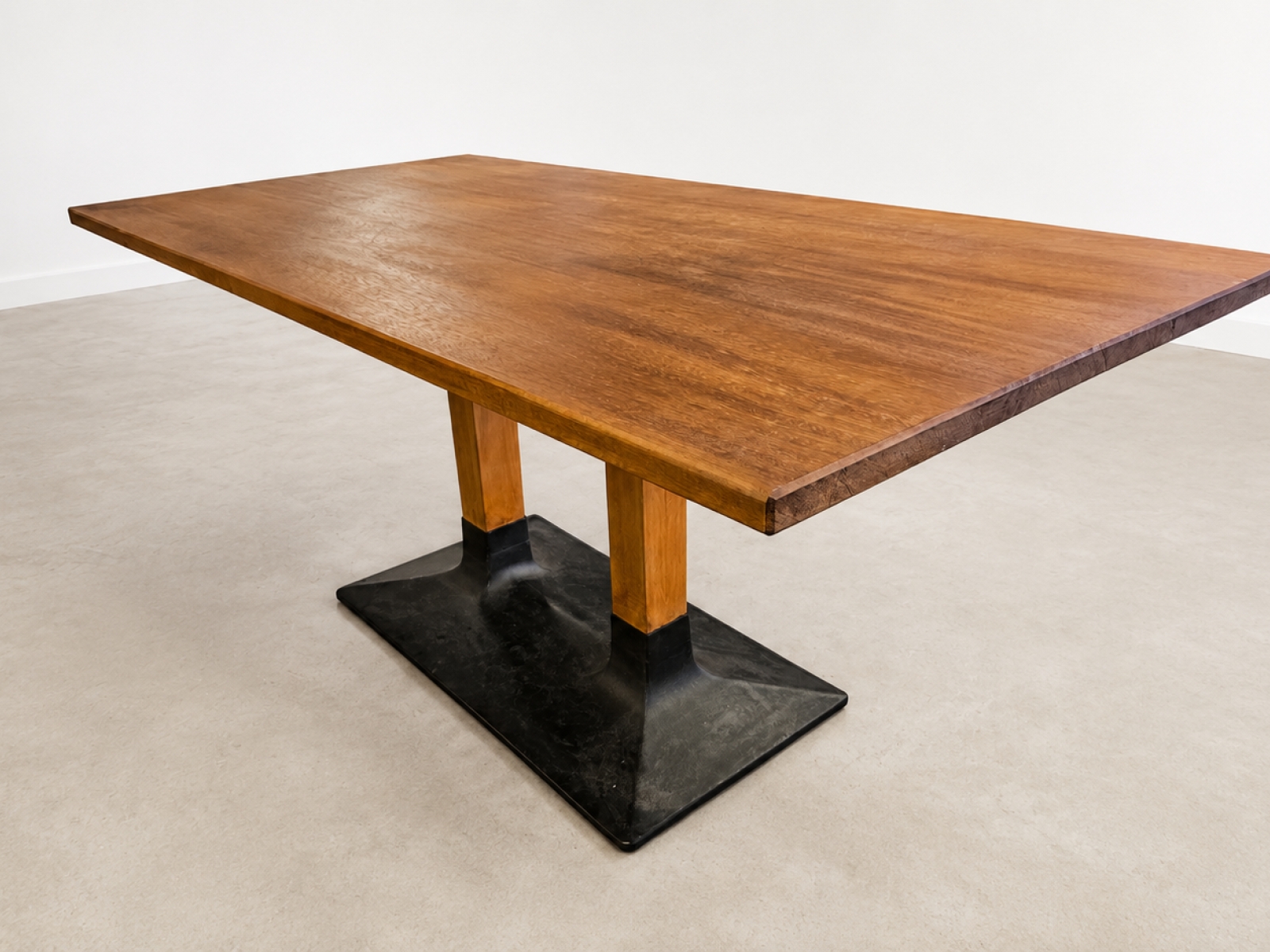 Tavolo in legno teak massiccio con base nera 4