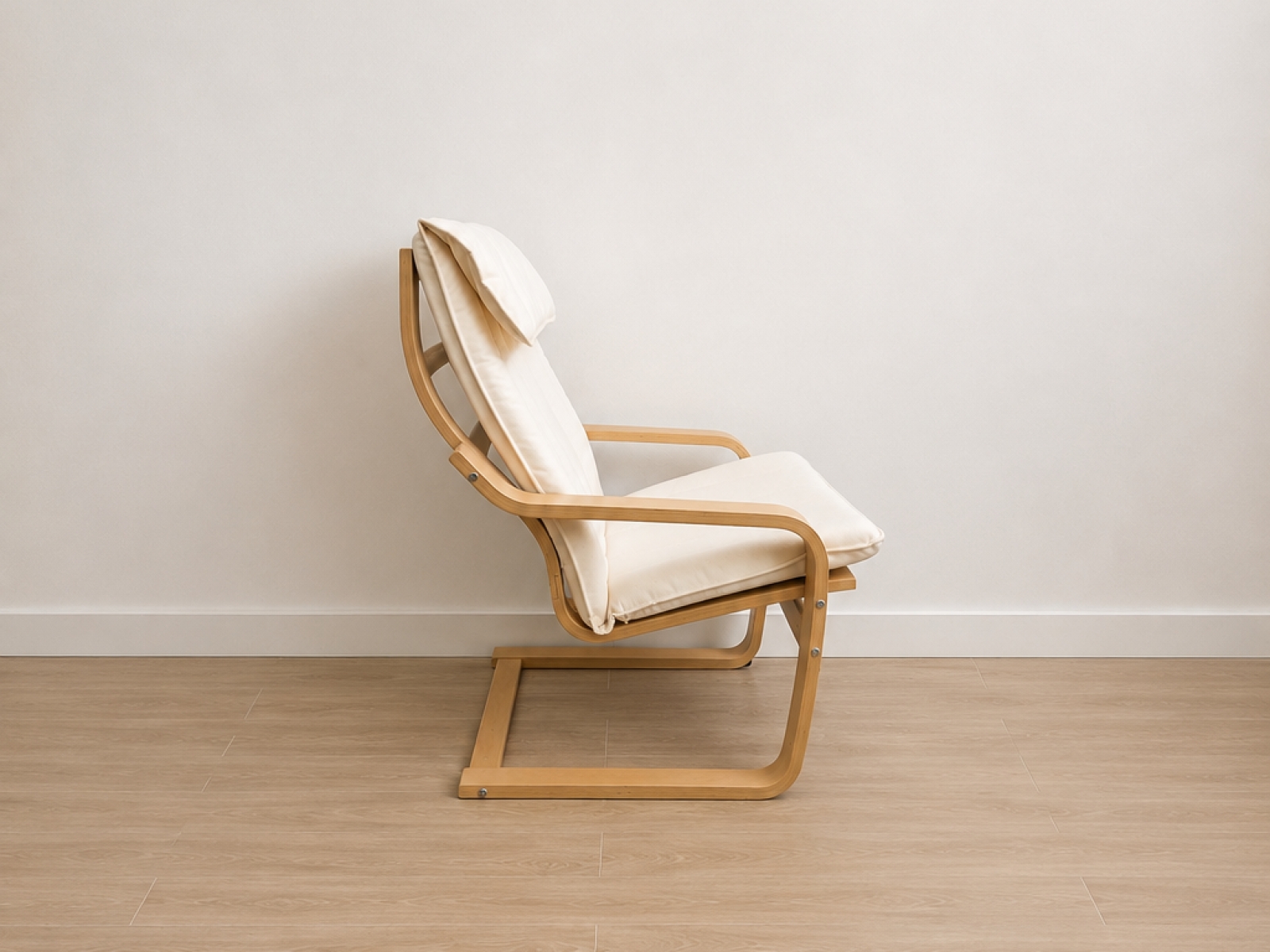 Poltrona IKEA POÄNG con cuscino bianco 3