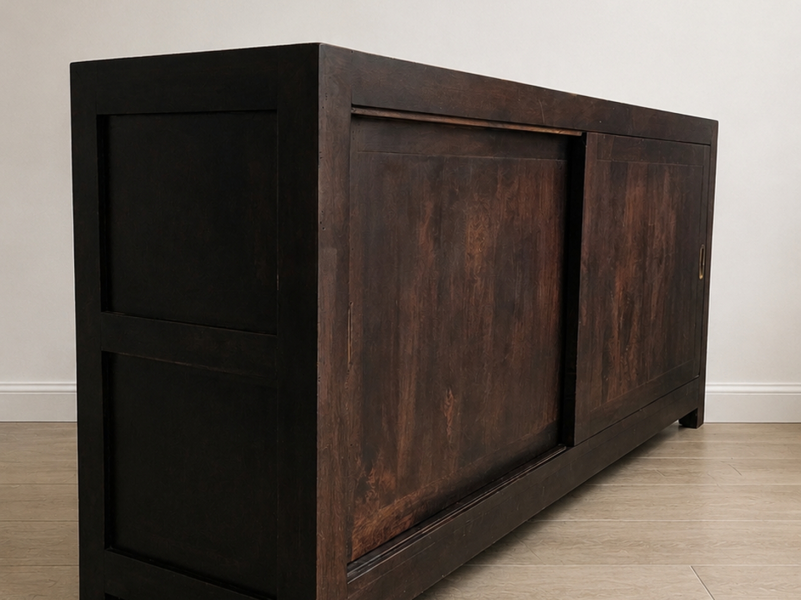 Mobile credenza in legno massello con ante scorrevoli 4