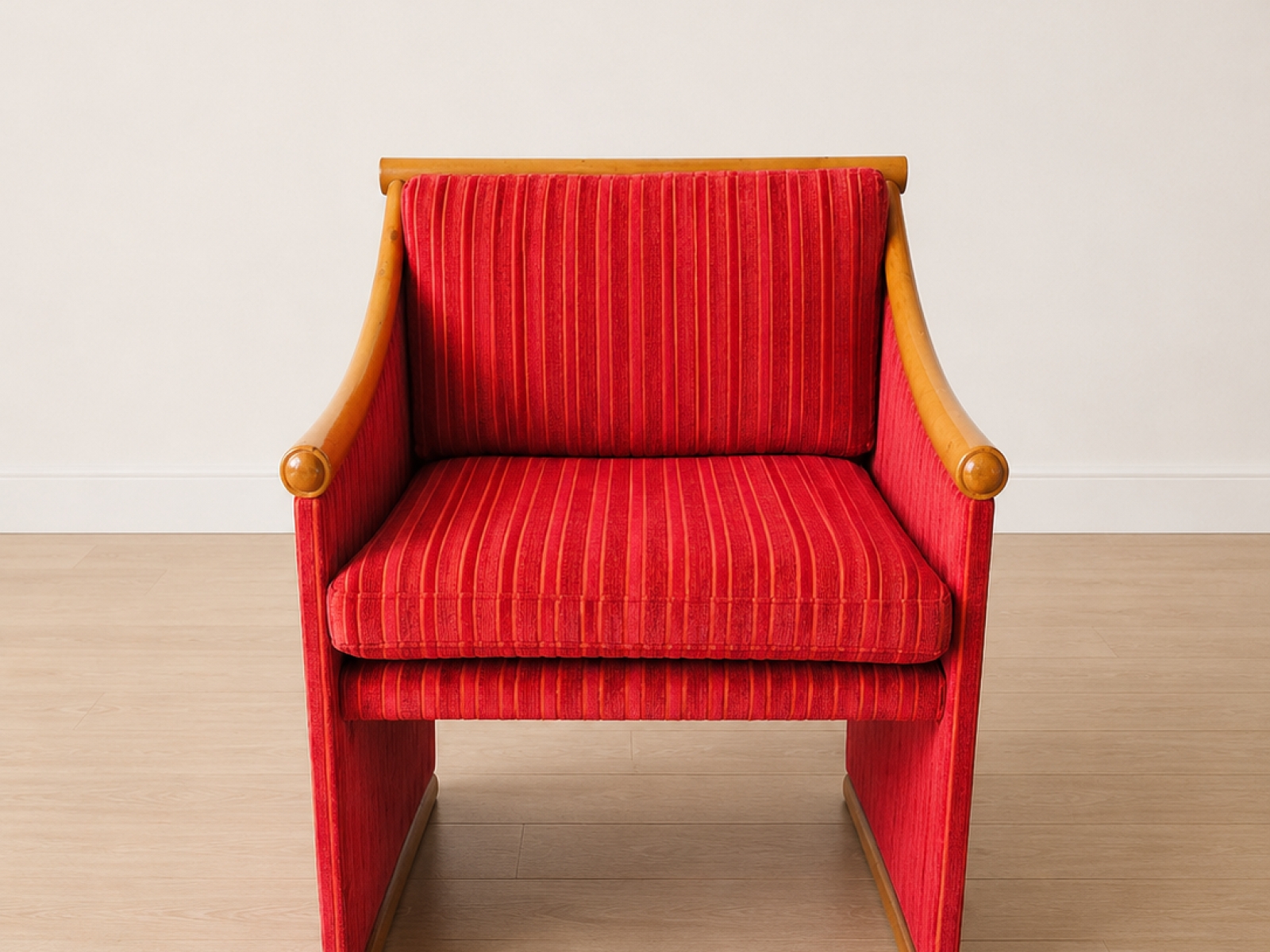 Poltrona vintage in tessuto rosso con braccioli in legno 2