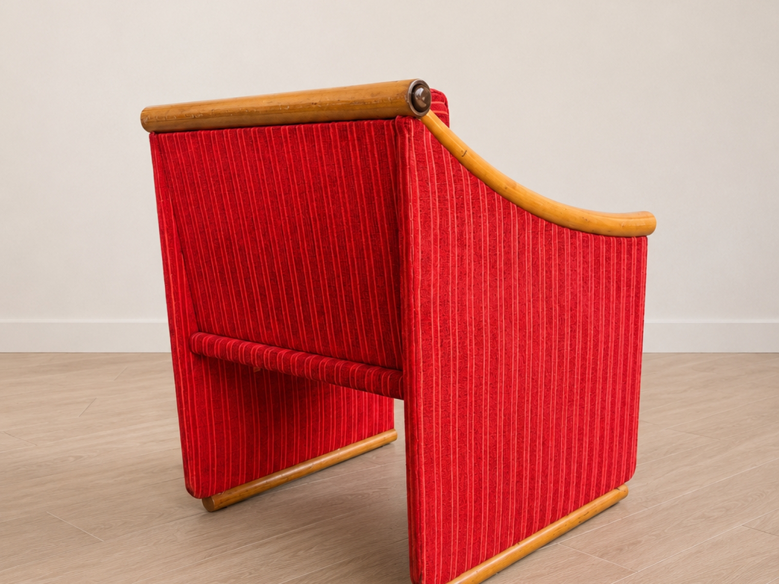 Poltrona vintage in tessuto rosso con braccioli in legno 4