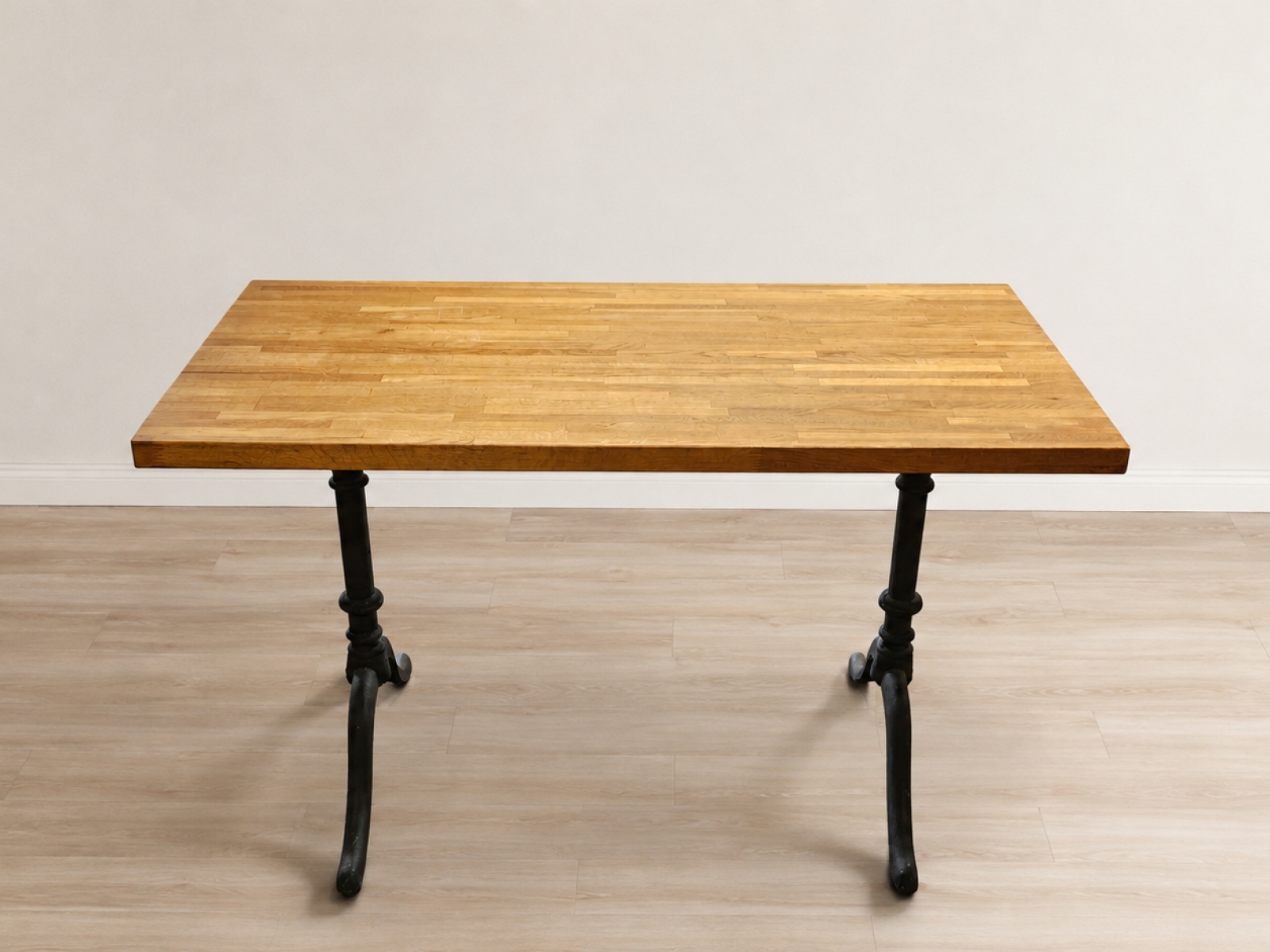 Tavolo in legno faggio con gambe in ghisa – 120 × 61 cm 2