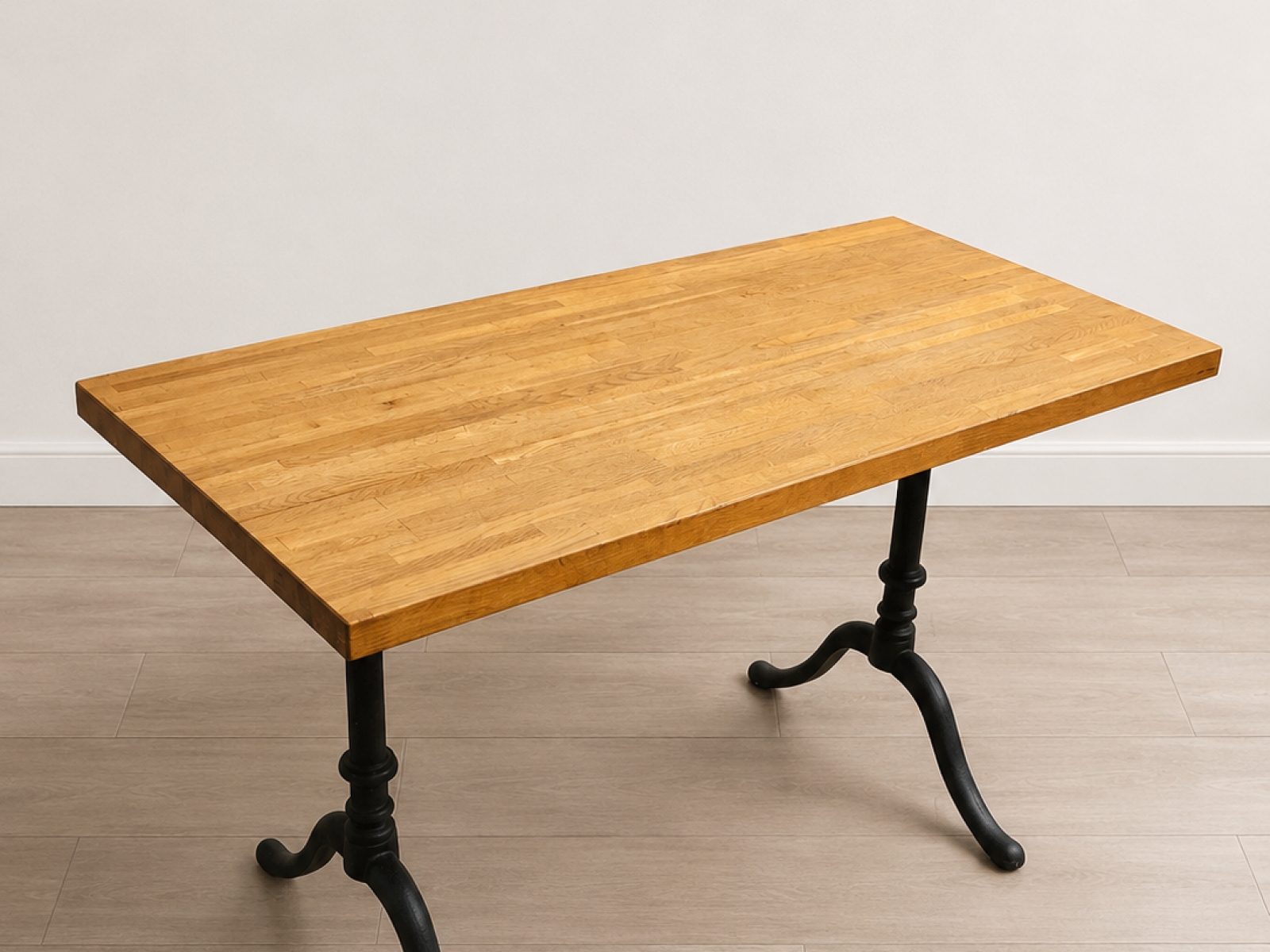 Tavolo in legno faggio con gambe in ghisa – 120 × 61 cm 3