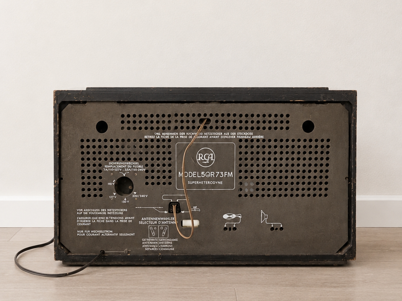 Radio d'epoca RCA 5QR73FM – Anni '50 – Mobile in legno 4