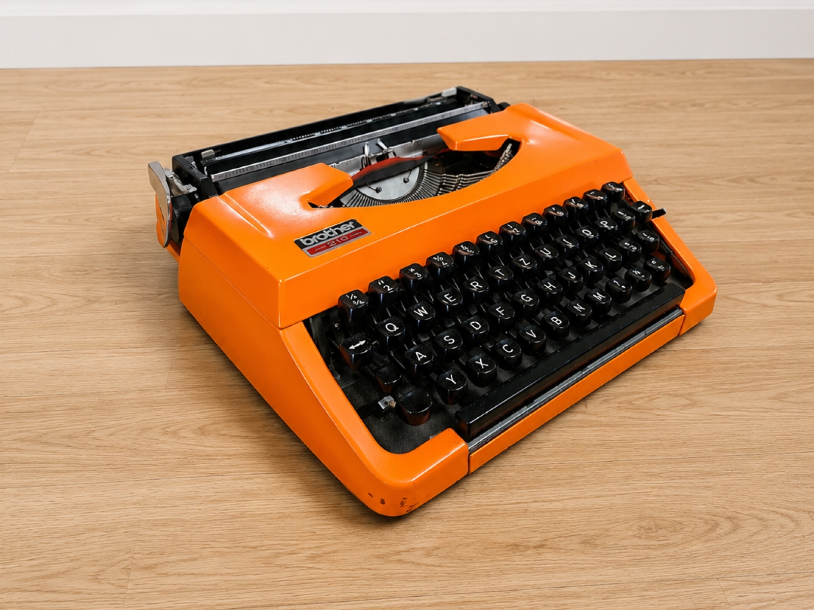 Macchina da scrivere Brother 210 vintage arancione  4