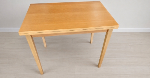 Tavolo pieghevole in legno chiaro 