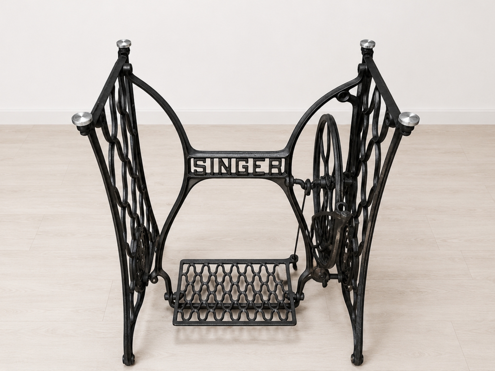 Tavolo con base Singer originale in ghisa e piano in vetro 4