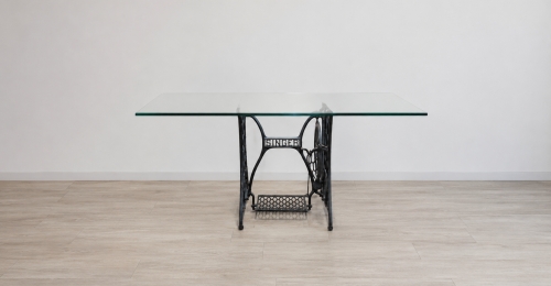 Tavolo con base Singer originale in ghisa e piano in vetro
