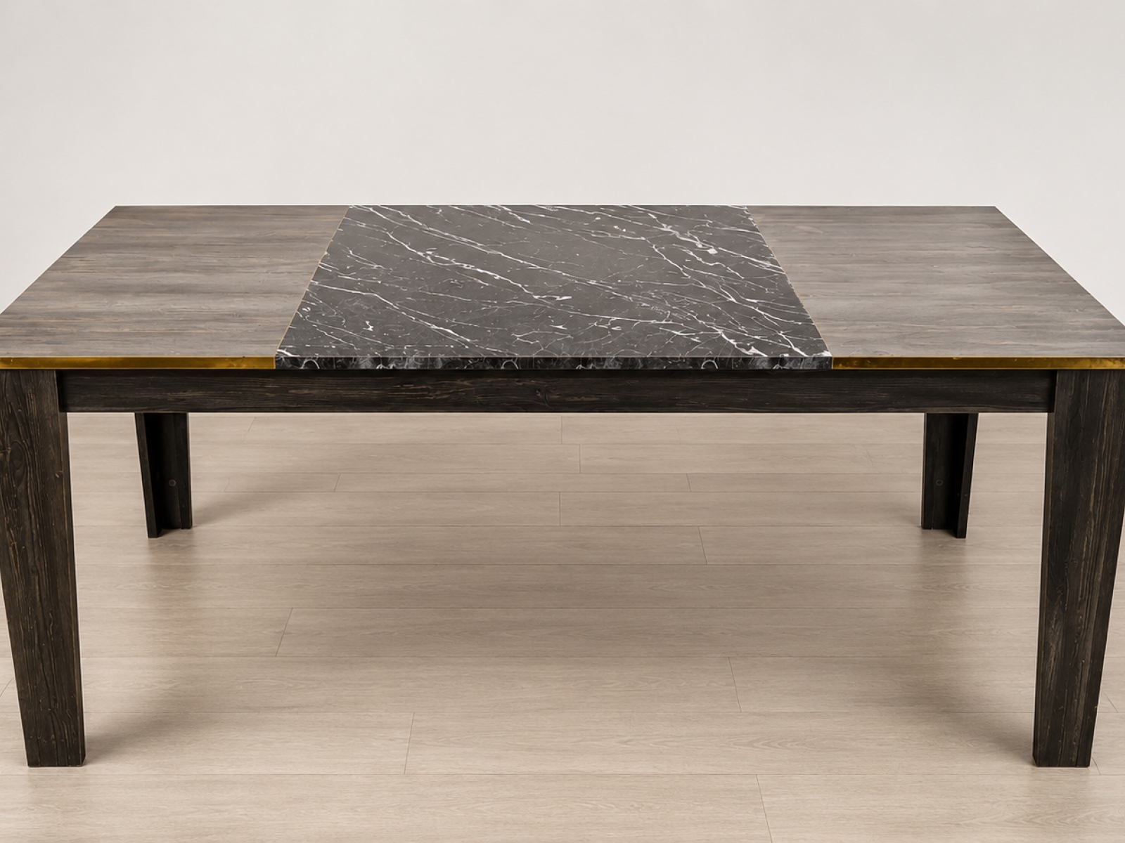 Tavolo moderno con inserto effetto marmo e dettagli dorati 2