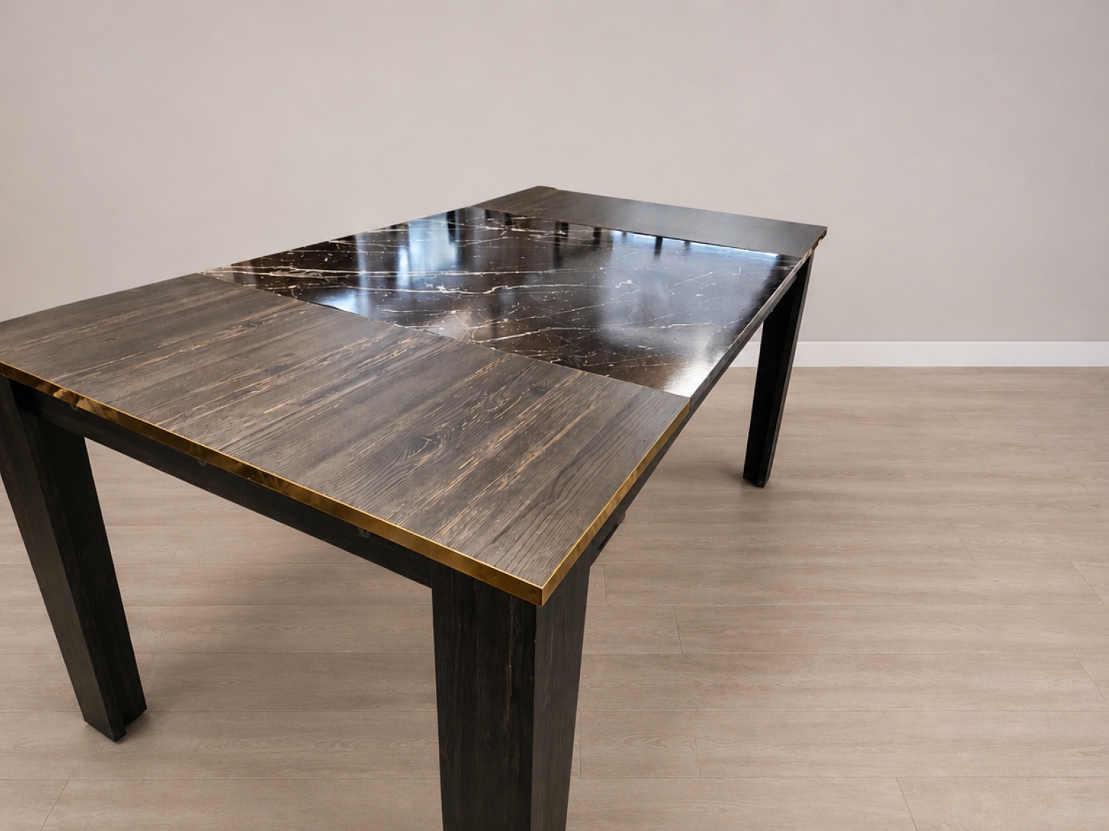 Tavolo moderno con inserto effetto marmo e dettagli dorati 3