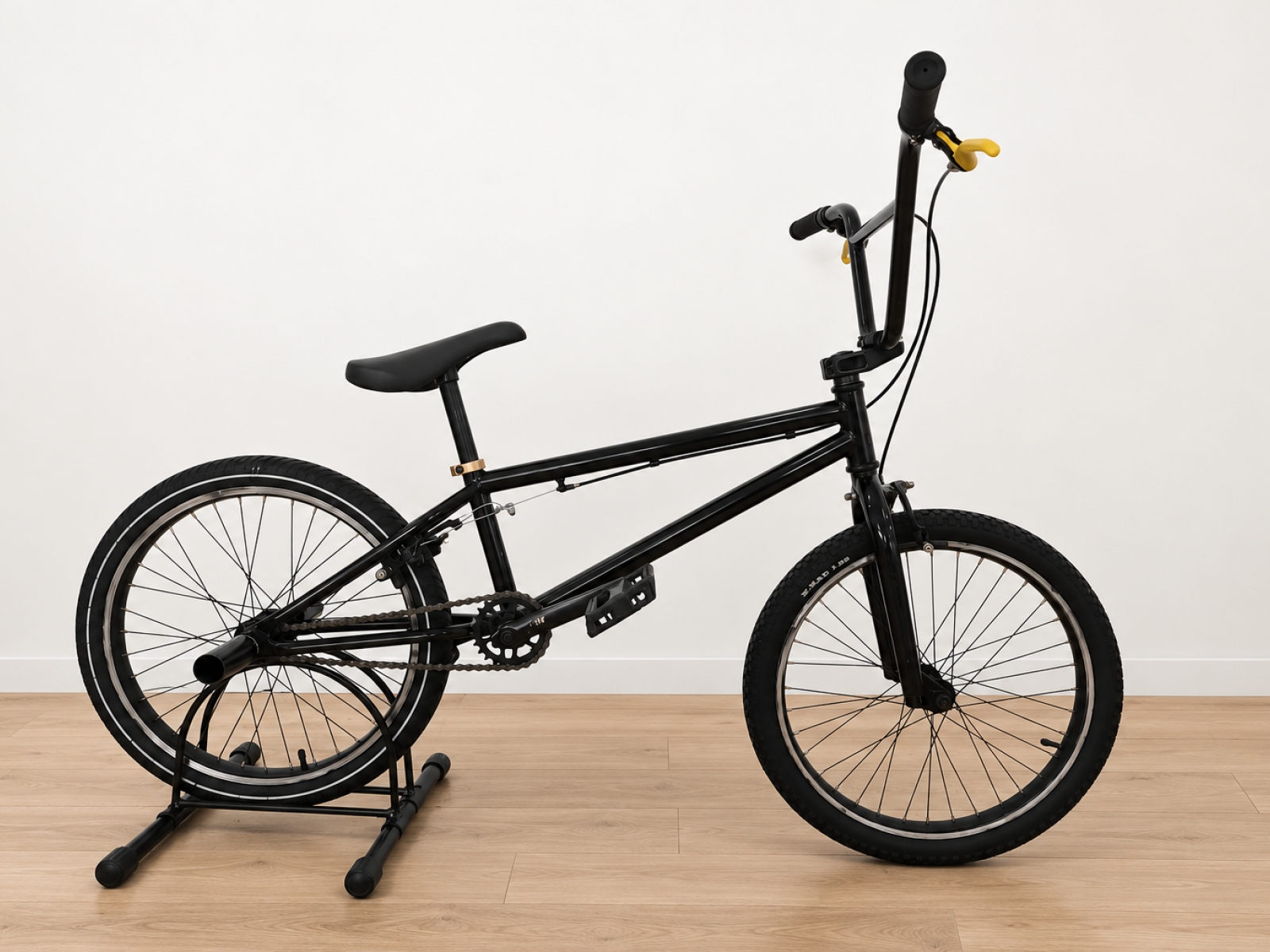 BMX nera con dettagli gialli (Nr. 57) 2