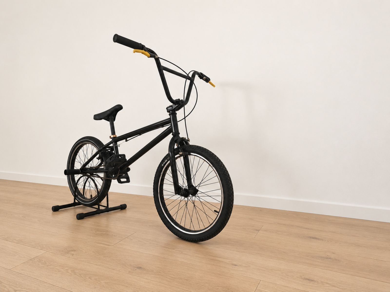 BMX nera con dettagli gialli (Nr. 57) 3