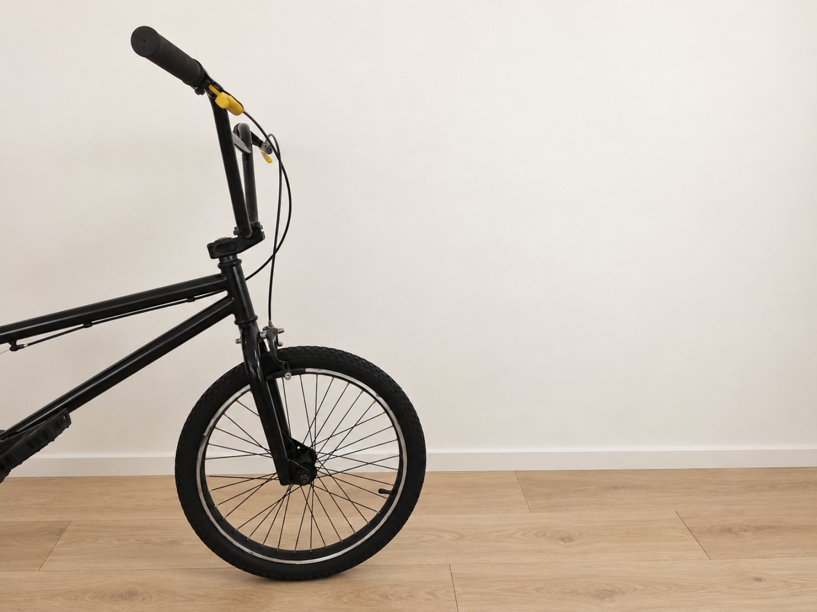 BMX nera con dettagli gialli (Nr. 57) 4