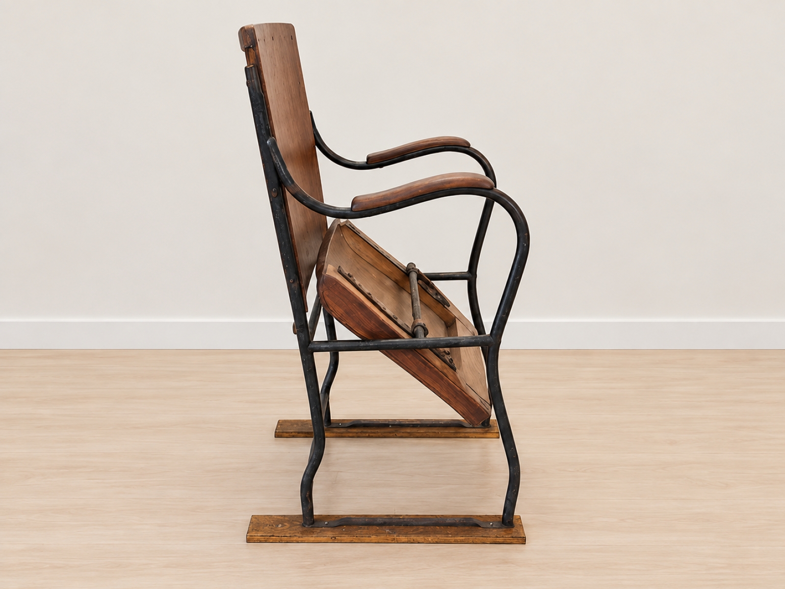 Sedia vintage legno e metallo con sedile ribaltabile a molla 4