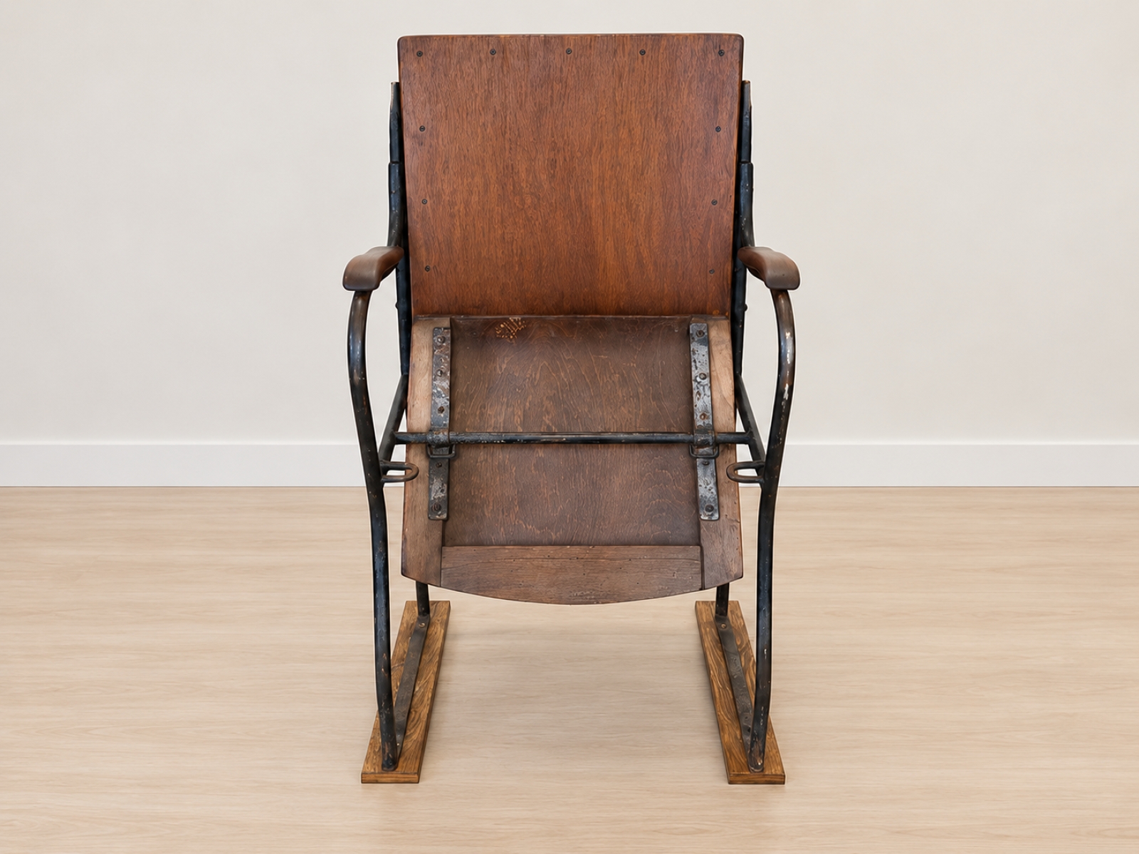 Sedia vintage legno e metallo con sedile ribaltabile a molla 6