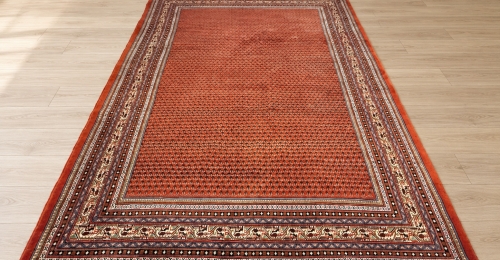 Tappeto decorativo rosso con motivi geometrici
