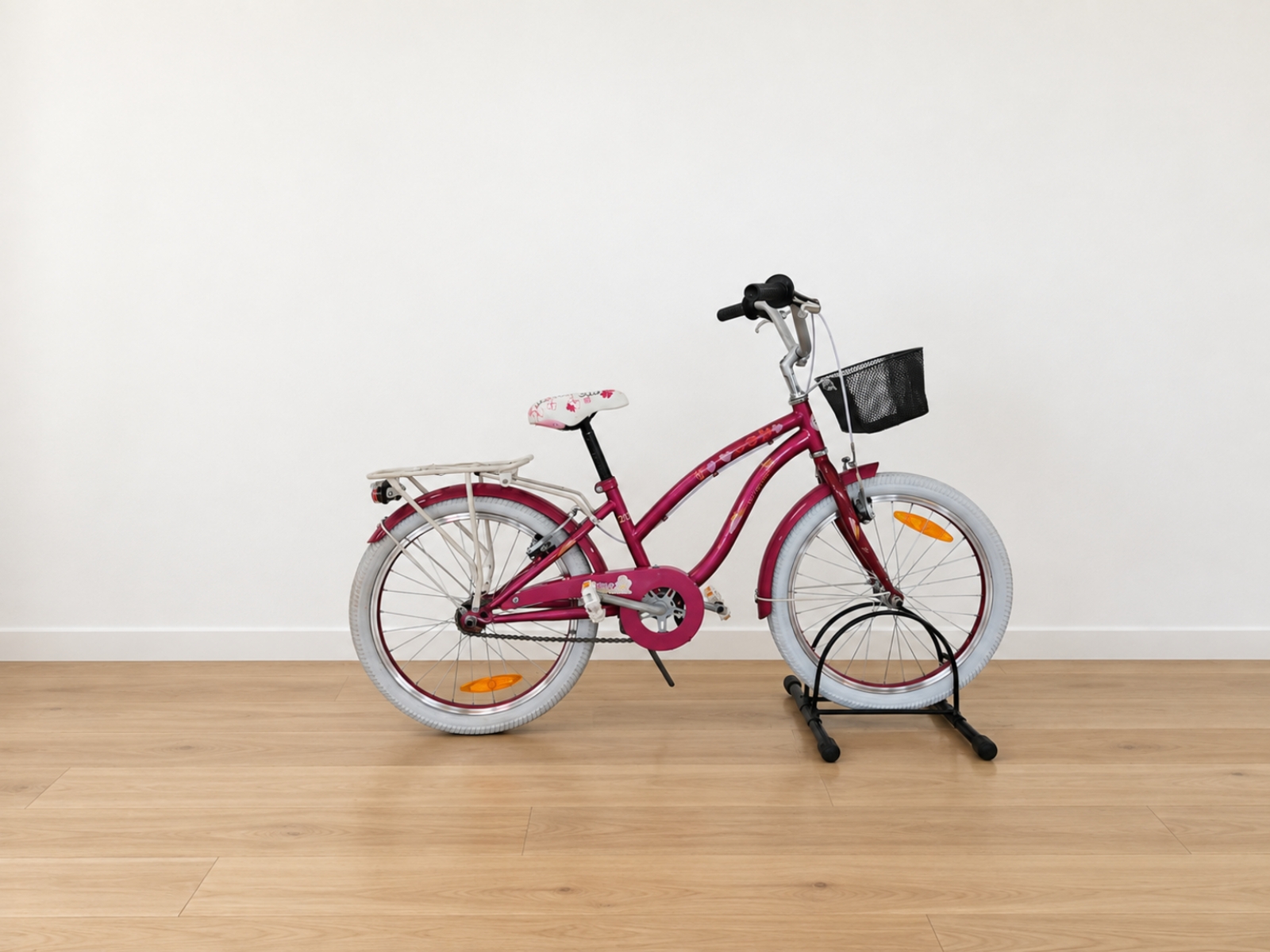 Bicicletta rosa con cestino e portapacchi (Nr. 49) 2