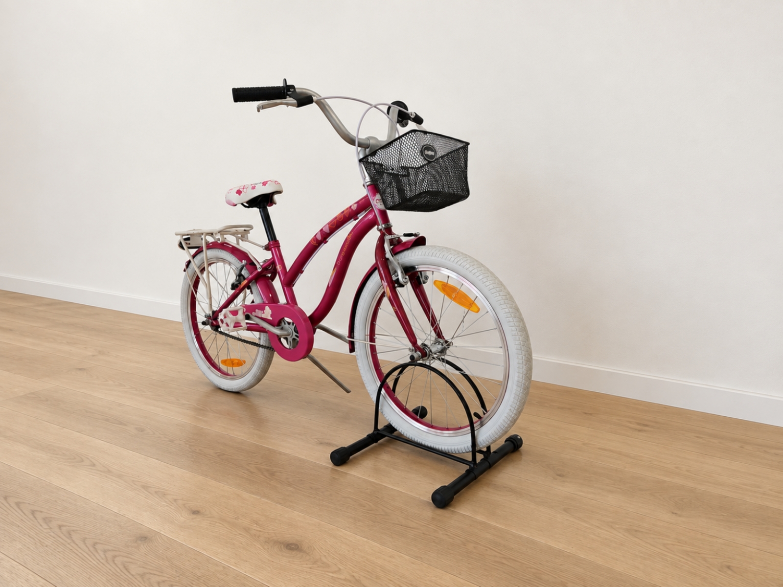 Bicicletta rosa con cestino e portapacchi (Nr. 49) 3