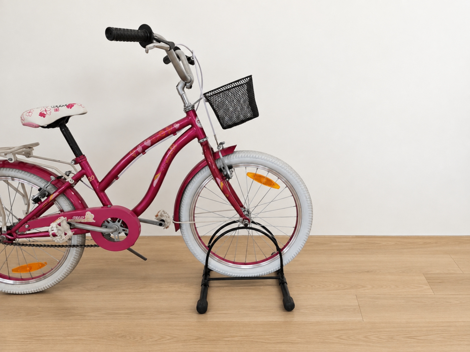Bicicletta rosa con cestino e portapacchi (Nr. 49) 4