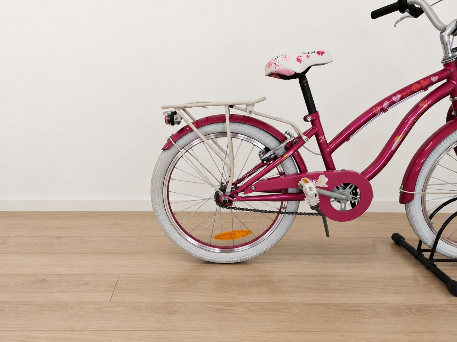 Bicicletta rosa con cestino e portapacchi (Nr. 49) 5