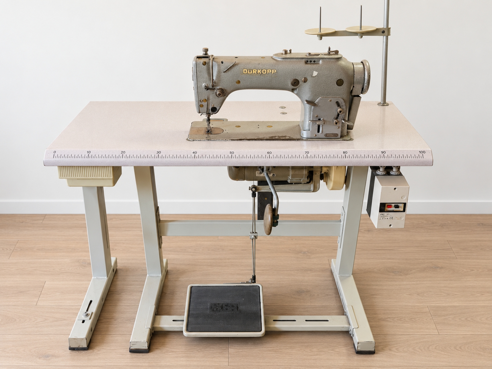 Macchina da cucire industriale Dürkopp con tavolo 2