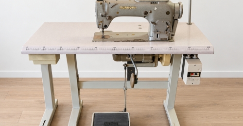 Macchina da cucire industriale D&uuml;rkopp con tavolo