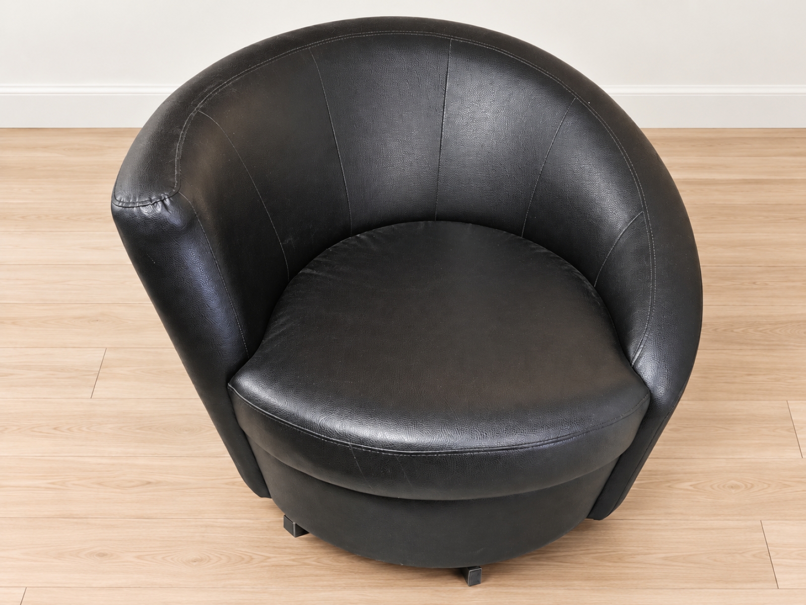 Poltrona girevole nera dal design asimmetrico 2