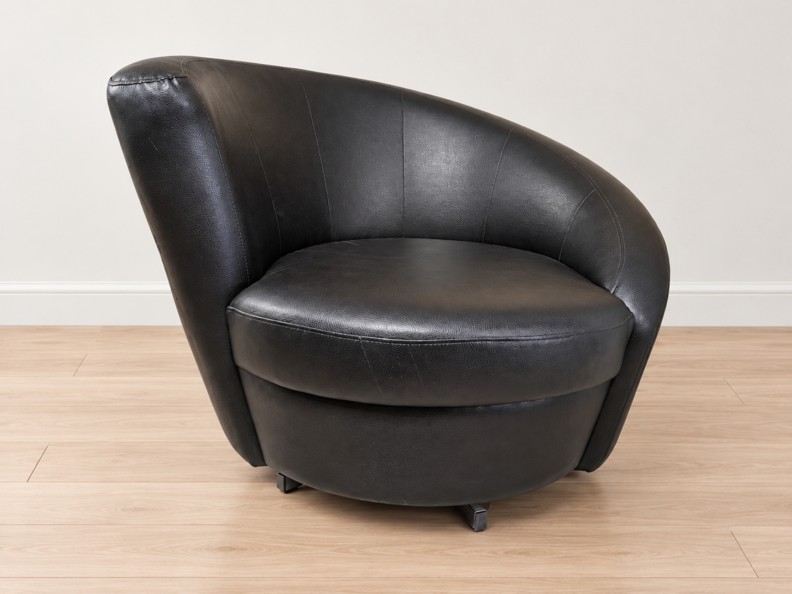 Poltrona girevole nera dal design asimmetrico 3