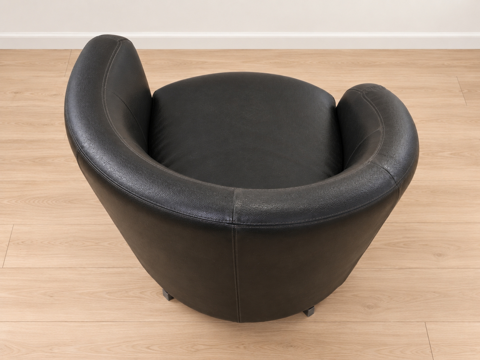 Poltrona girevole nera dal design asimmetrico 4