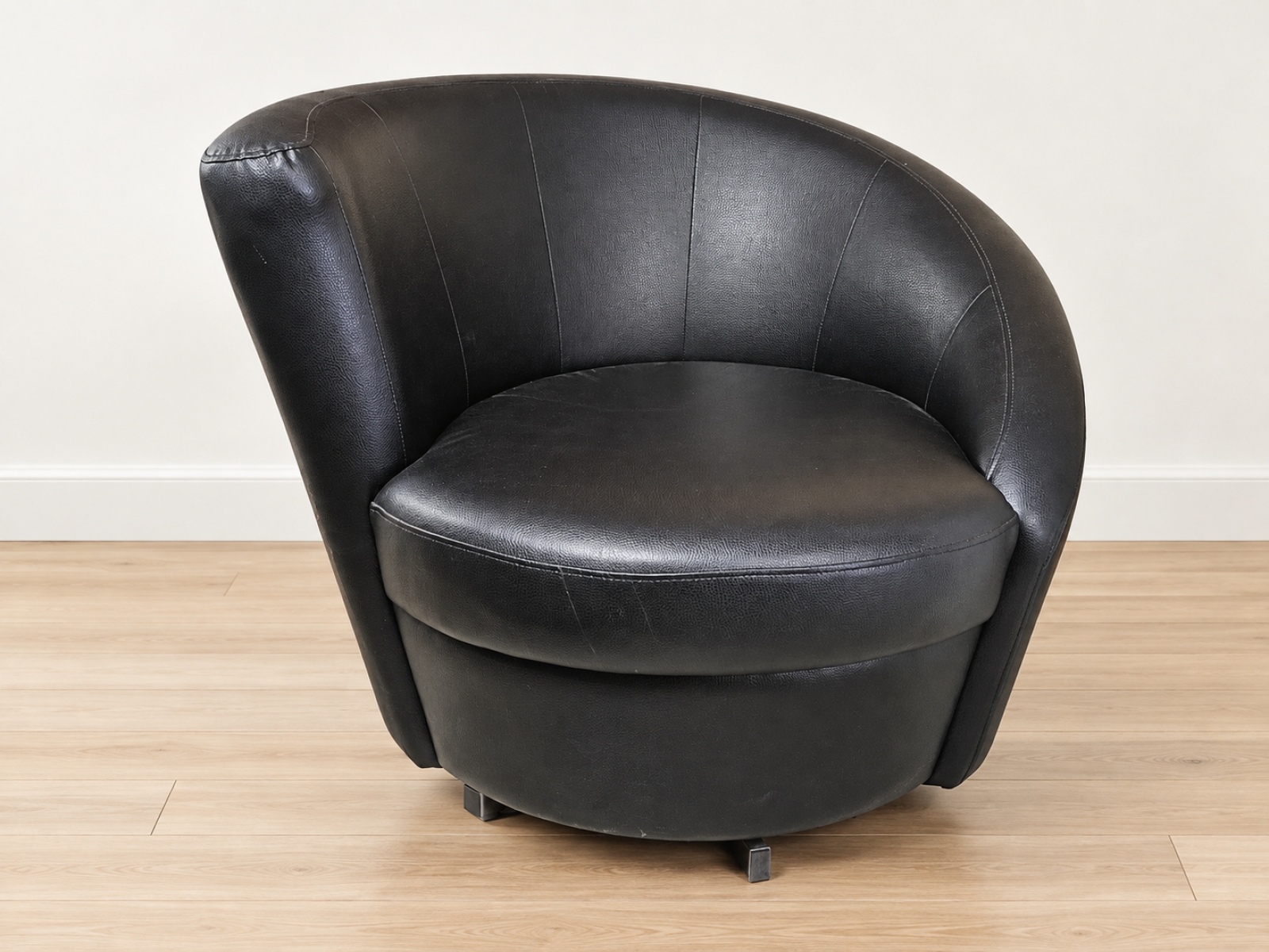 Poltrona girevole nera dal design asimmetrico 5