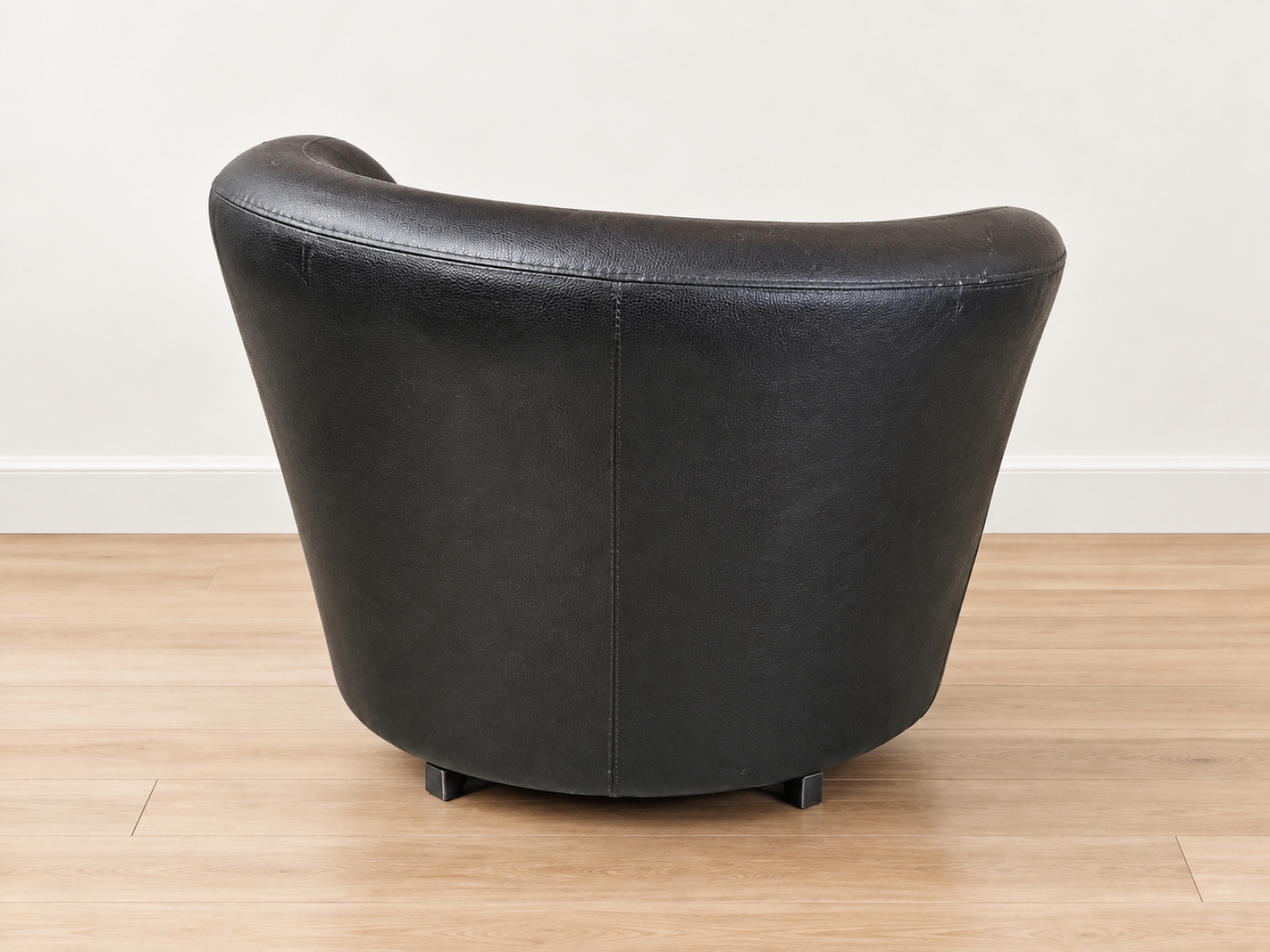 Poltrona girevole nera dal design asimmetrico 6