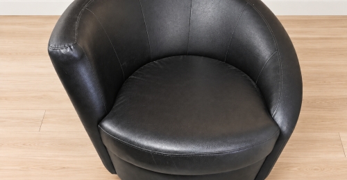 Poltrona girevole nera dal design asimmetrico
